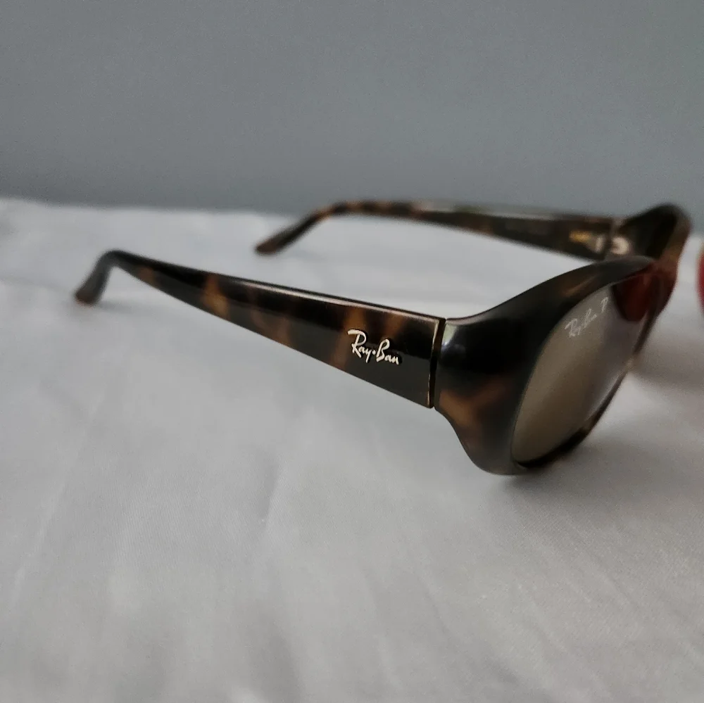 Women's Ray Ban polarized sunglasses with case - Picture 4 of 8